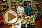 La biblioteca hace entrega a Cáritas de los alimentos recogidos durante la campaña promovida con motivo de las actividades del Día del Libro