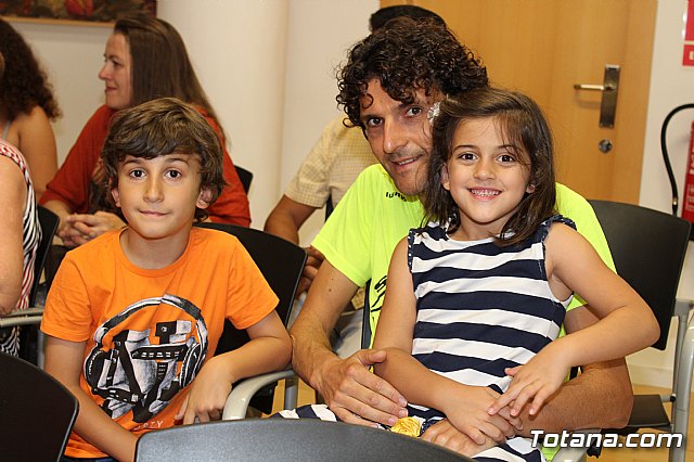 El Ayuntamiento realiza un reconocimiento institucional a los escolares de los distintos centros educativos de Totana que han obtenido buenos resultados en el programa regional de Deporte Escolar - 15