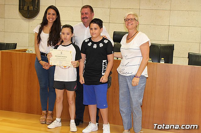 El Ayuntamiento realiza un reconocimiento institucional a los escolares de los distintos centros educativos de Totana que han obtenido buenos resultados en el programa regional de Deporte Escolar - 30