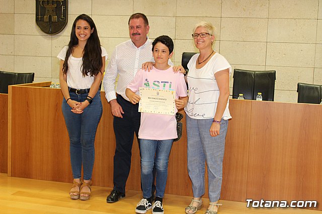 El Ayuntamiento realiza un reconocimiento institucional a los escolares de los distintos centros educativos de Totana que han obtenido buenos resultados en el programa regional de Deporte Escolar - 28