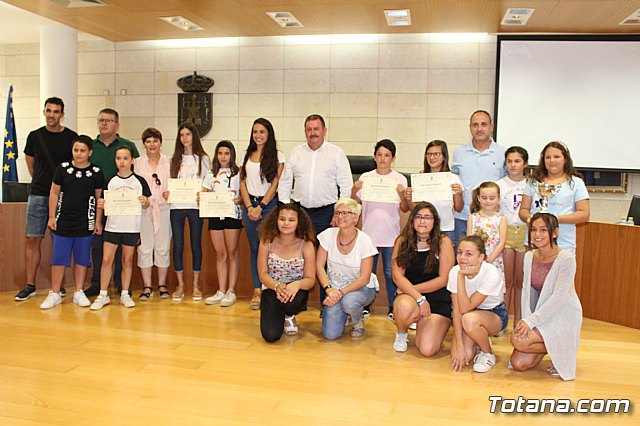 El Ayuntamiento realiza un reconocimiento institucional a los escolares de los distintos centros educativos de Totana que han obtenido buenos resultados en el programa regional de Deporte Escolar - 32