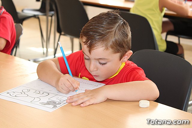 Un total de 13 niños participan en la Escuela de Verano 