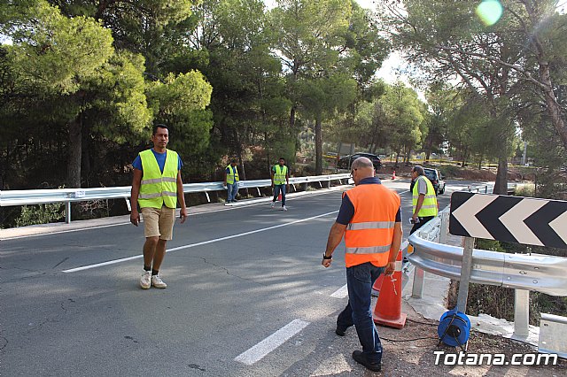 Acometen obras de reposicin de la barrera de seguridad en una curva pronunciada de la RM-502, conocida como carretera de La Santa - 1
