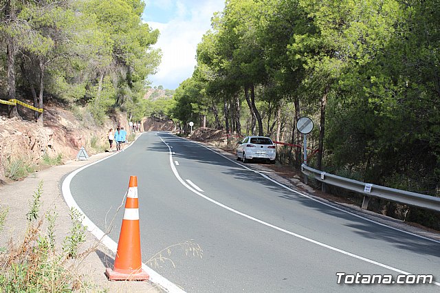 Acometen obras de reposicin de la barrera de seguridad en una curva pronunciada de la RM-502, conocida como carretera de La Santa - 3