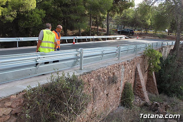 Acometen obras de reposicin de la barrera de seguridad en una curva pronunciada de la RM-502, conocida como carretera de La Santa - 4