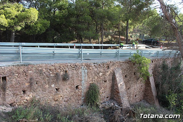 Acometen obras de reposicin de la barrera de seguridad en una curva pronunciada de la RM-502, conocida como carretera de La Santa - 8