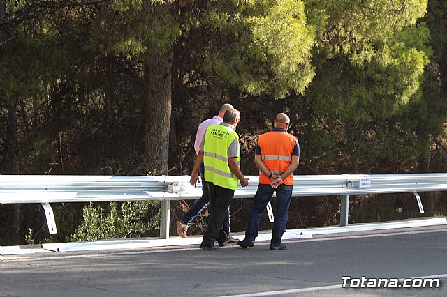 Acometen obras de reposicin de la barrera de seguridad en una curva pronunciada de la RM-502, conocida como carretera de La Santa - 10