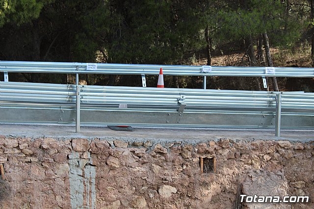 Acometen obras de reposicin de la barrera de seguridad en una curva pronunciada de la RM-502, conocida como carretera de La Santa - 9