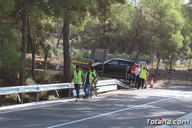 Acometen obras de reposicin de la barrera de seguridad en una curva pronunciada de la RM-502, conocida como carretera de La Santa - 11