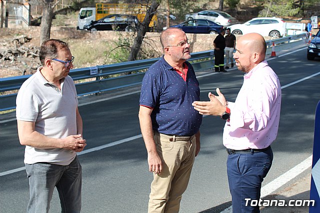 Acometen obras de reposicin de la barrera de seguridad en una curva pronunciada de la RM-502, conocida como carretera de La Santa - 13