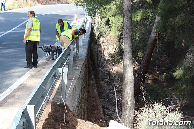 Acometen obras de reposicin de la barrera de seguridad en una curva pronunciada de la RM-502, conocida como carretera de La Santa - 14