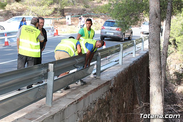 Acometen obras de reposicin de la barrera de seguridad en una curva pronunciada de la RM-502, conocida como carretera de La Santa - 15