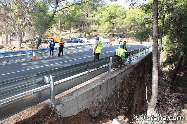 Acometen obras de reposicin de la barrera de seguridad en una curva pronunciada de la RM-502, conocida como carretera de La Santa - 16