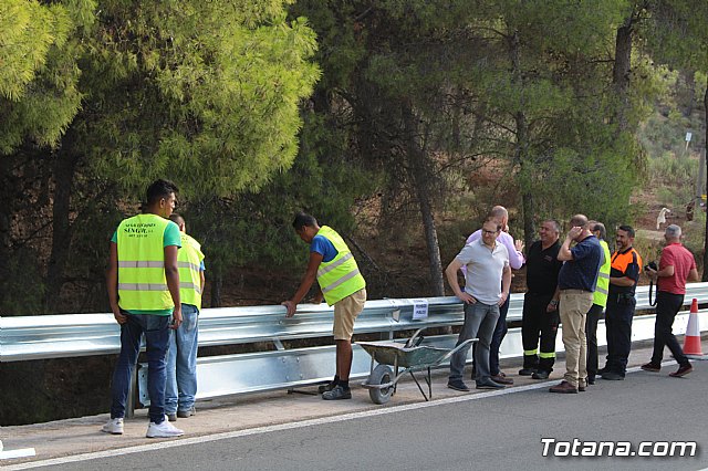 Acometen obras de reposicin de la barrera de seguridad en una curva pronunciada de la RM-502, conocida como carretera de La Santa - 17