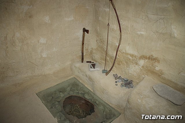 El alcalde acompaña a senadores murcianos a visitar el yacimiento aqueolgico de La Bastida - 5