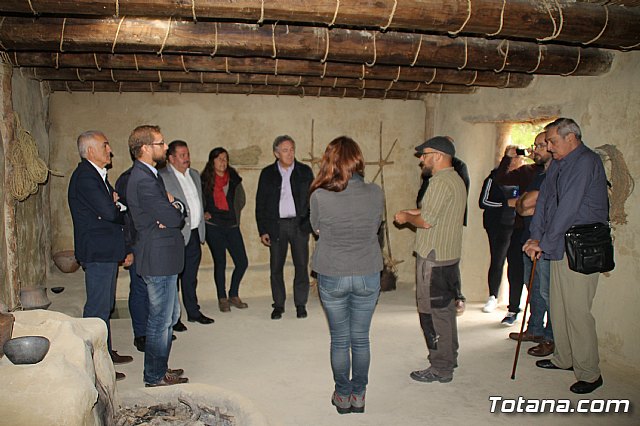 El alcalde acompaña a senadores murcianos a visitar el yacimiento aqueolgico de La Bastida - 8
