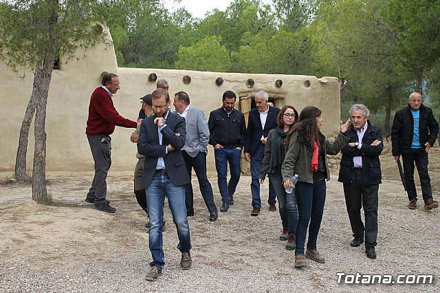 El alcalde acompaña a senadores murcianos a visitar el yacimiento aqueolgico de La Bastida - 10