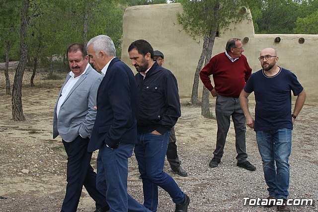 El alcalde acompaña a senadores murcianos a visitar el yacimiento aqueolgico de La Bastida - 11