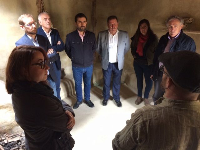 El alcalde acompaña a senadores murcianos a visitar el yacimiento aqueolgico de La Bastida - 15