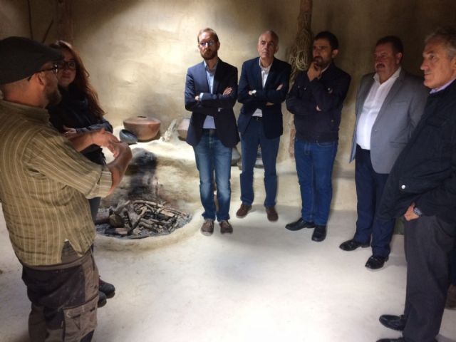 El alcalde acompaña a senadores murcianos a visitar el yacimiento aqueolgico de La Bastida - 16