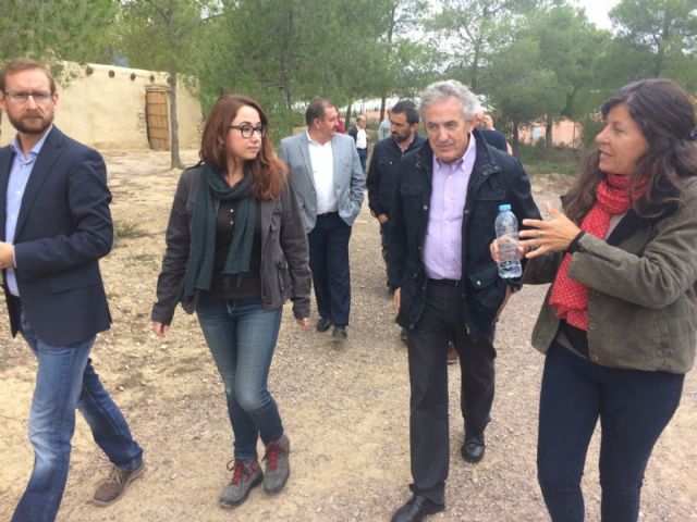 El alcalde acompaña a senadores murcianos a visitar el yacimiento aqueolgico de La Bastida - 17