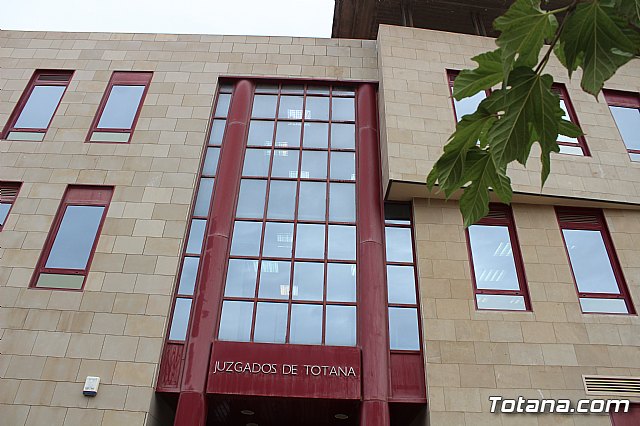 Querella de la Asociacin Libertas contra el alcalde y la concejal de Igualdad por pintar los pasos de peatones arcoris - 2