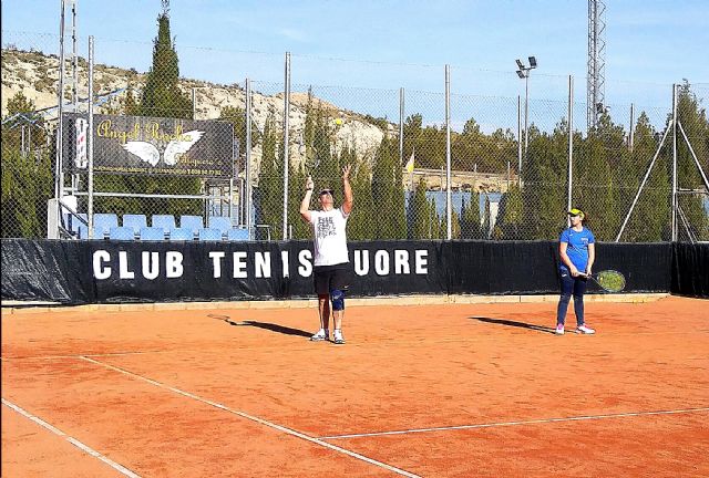 Esta semana se est disputando el torneo de dobles padres e hijos “Raqueta Navideña” organizado por la Escuela de Tenis Kuore - 1