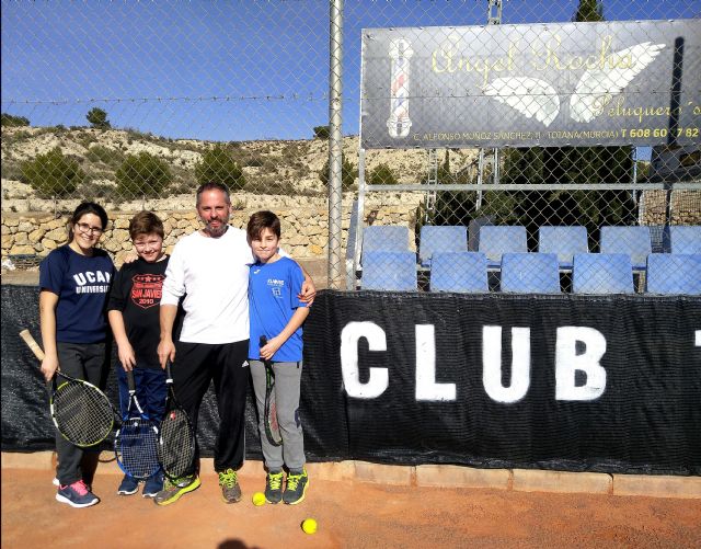 Esta semana se est disputando el torneo de dobles padres e hijos “Raqueta Navideña” organizado por la Escuela de Tenis Kuore - 2