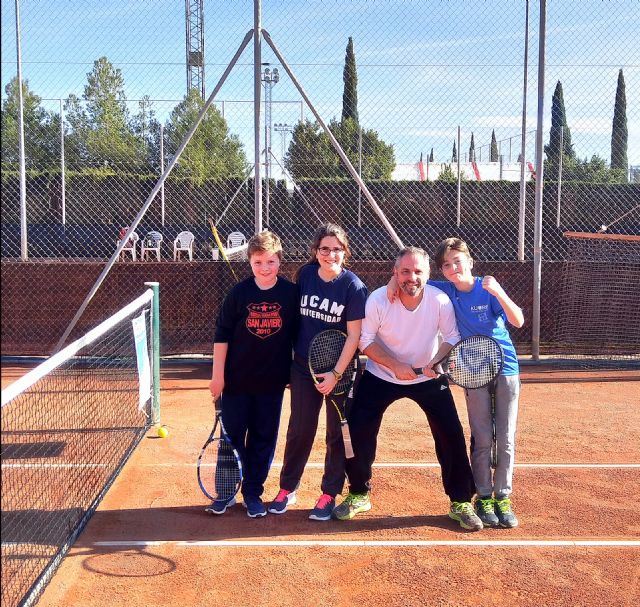 Esta semana se est disputando el torneo de dobles padres e hijos “Raqueta Navideña” organizado por la Escuela de Tenis Kuore - 8