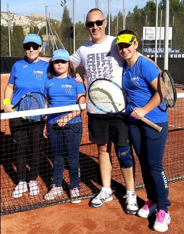 Esta semana se est disputando el torneo de dobles padres e hijos “Raqueta Navideña” organizado por la Escuela de Tenis Kuore - 10