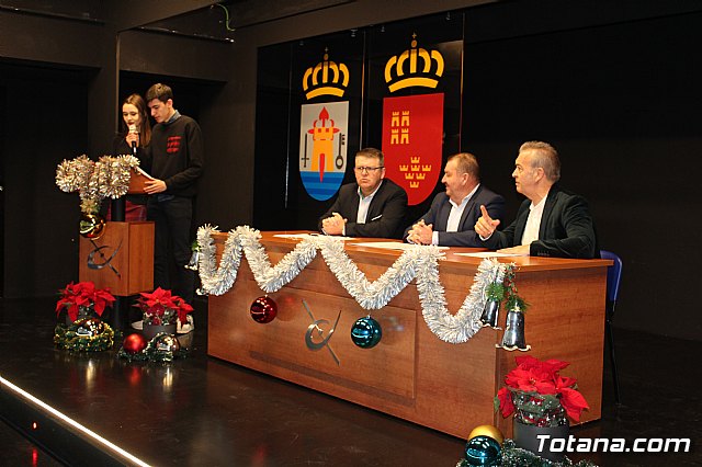 Se entregan los diplomas acreditativos a los diez alumnos de la XII Promocin del Bachillerato Internacional del IES “Juan de la Cierva” - 1