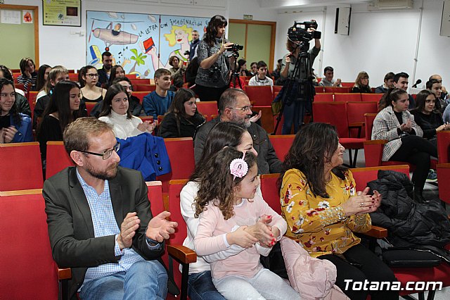Se entregan los diplomas acreditativos a los diez alumnos de la XII Promocin del Bachillerato Internacional del IES “Juan de la Cierva” - 4