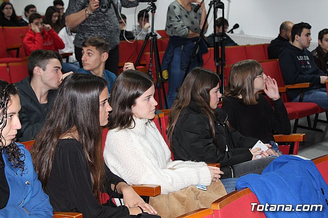 Se entregan los diplomas acreditativos a los diez alumnos de la XII Promocin del Bachillerato Internacional del IES “Juan de la Cierva” - 6