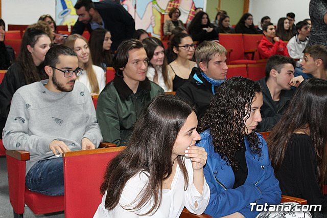 Se entregan los diplomas acreditativos a los diez alumnos de la XII Promocin del Bachillerato Internacional del IES “Juan de la Cierva” - 7