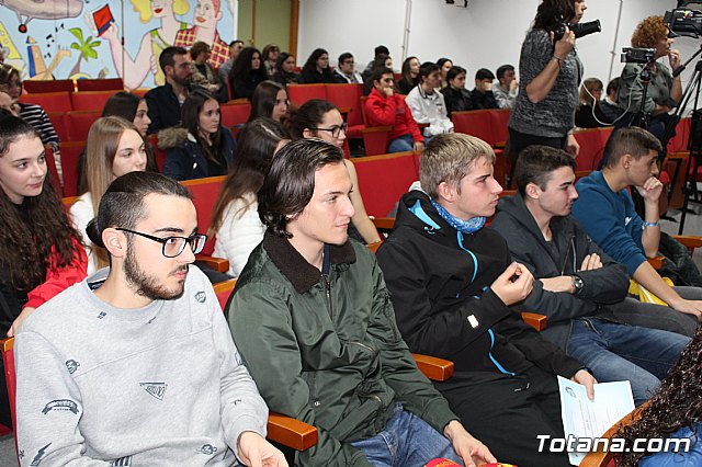 Se entregan los diplomas acreditativos a los diez alumnos de la XII Promocin del Bachillerato Internacional del IES “Juan de la Cierva” - 9