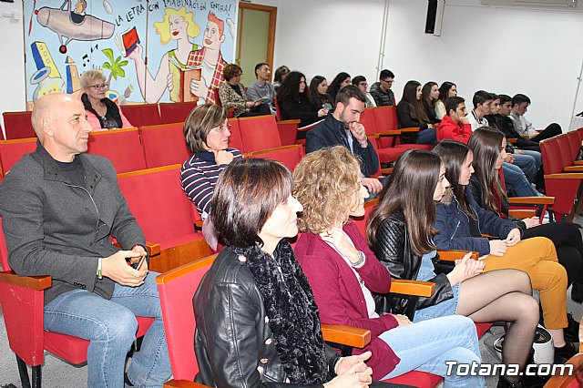 Se entregan los diplomas acreditativos a los diez alumnos de la XII Promocin del Bachillerato Internacional del IES “Juan de la Cierva” - 11