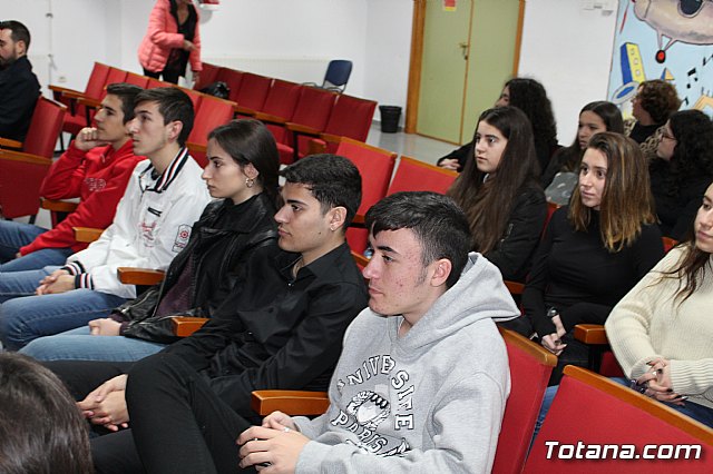 Se entregan los diplomas acreditativos a los diez alumnos de la XII Promocin del Bachillerato Internacional del IES “Juan de la Cierva” - 14