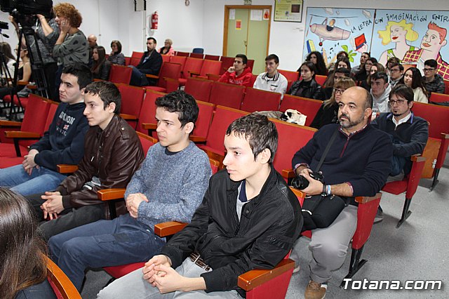 Se entregan los diplomas acreditativos a los diez alumnos de la XII Promocin del Bachillerato Internacional del IES “Juan de la Cierva” - 15