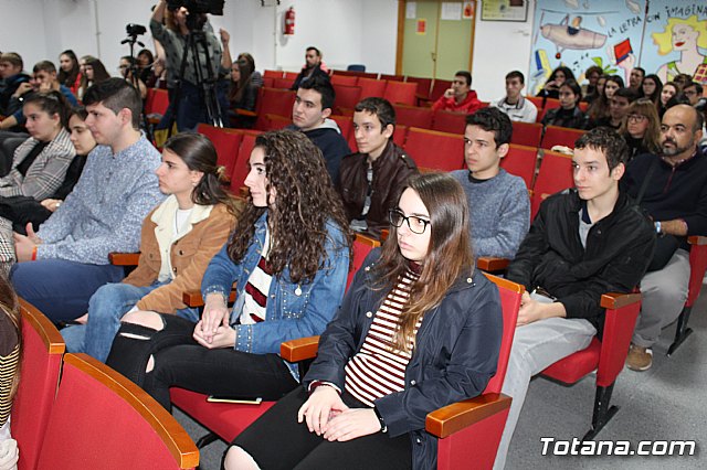 Se entregan los diplomas acreditativos a los diez alumnos de la XII Promocin del Bachillerato Internacional del IES “Juan de la Cierva” - 16