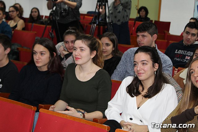 Se entregan los diplomas acreditativos a los diez alumnos de la XII Promocin del Bachillerato Internacional del IES “Juan de la Cierva” - 28