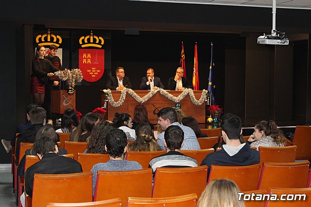 Se entregan los diplomas acreditativos a los diez alumnos de la XII Promocin del Bachillerato Internacional del IES “Juan de la Cierva” - 33