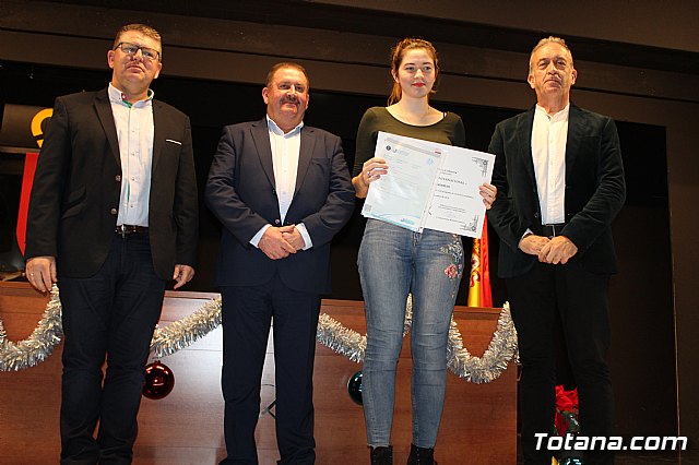 Se entregan los diplomas acreditativos a los diez alumnos de la XII Promocin del Bachillerato Internacional del IES “Juan de la Cierva” - 40