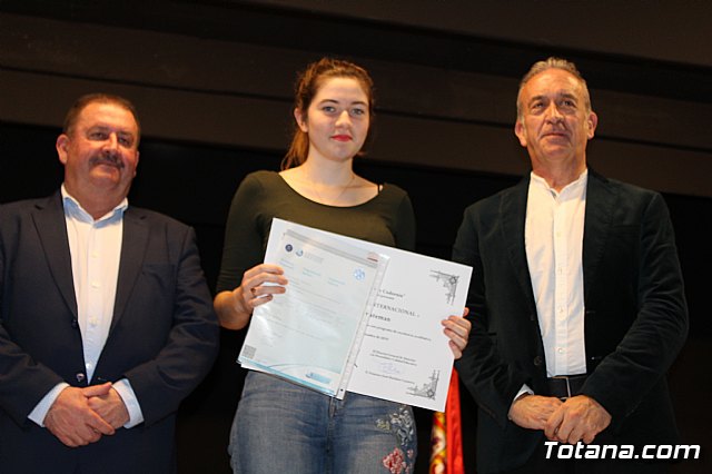 Se entregan los diplomas acreditativos a los diez alumnos de la XII Promocin del Bachillerato Internacional del IES “Juan de la Cierva” - 41