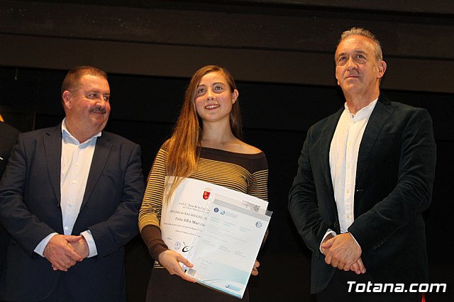 Se entregan los diplomas acreditativos a los diez alumnos de la XII Promocin del Bachillerato Internacional del IES “Juan de la Cierva” - 43
