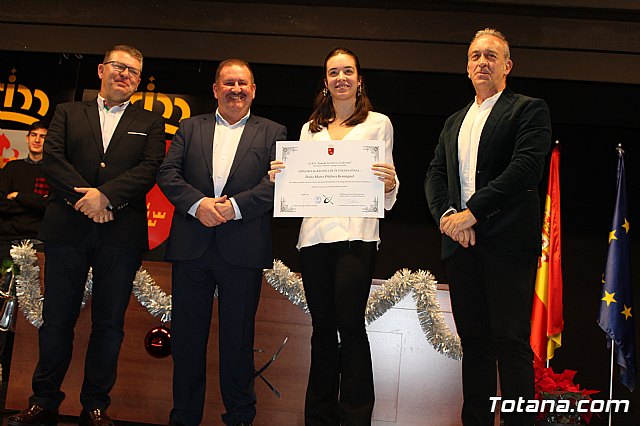 Se entregan los diplomas acreditativos a los diez alumnos de la XII Promocin del Bachillerato Internacional del IES “Juan de la Cierva” - 44
