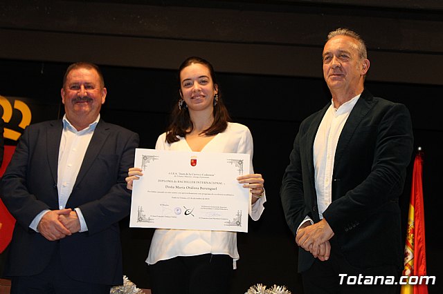 Se entregan los diplomas acreditativos a los diez alumnos de la XII Promocin del Bachillerato Internacional del IES “Juan de la Cierva” - 45