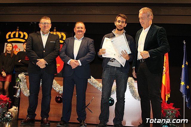 Se entregan los diplomas acreditativos a los diez alumnos de la XII Promocin del Bachillerato Internacional del IES “Juan de la Cierva” - 46