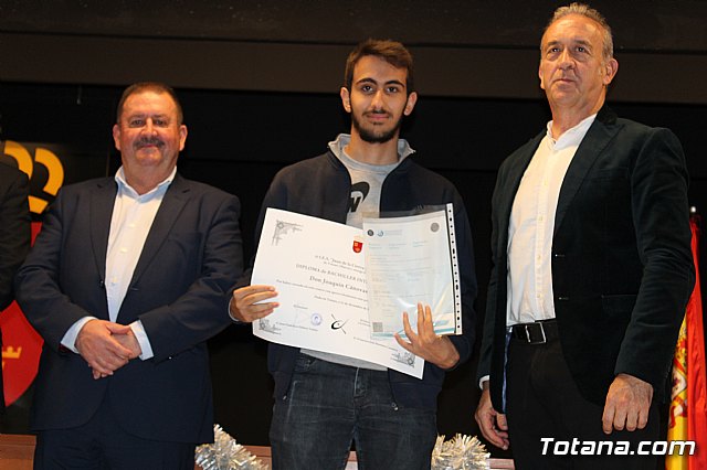 Se entregan los diplomas acreditativos a los diez alumnos de la XII Promocin del Bachillerato Internacional del IES “Juan de la Cierva” - 47