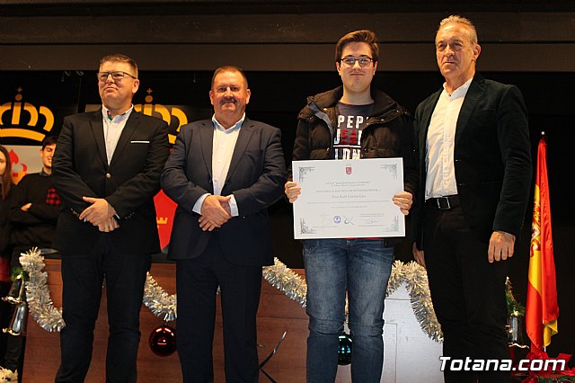 Se entregan los diplomas acreditativos a los diez alumnos de la XII Promocin del Bachillerato Internacional del IES “Juan de la Cierva” - 48