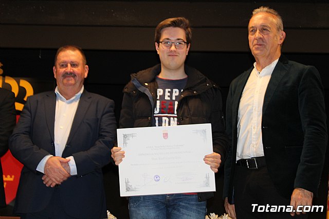 Se entregan los diplomas acreditativos a los diez alumnos de la XII Promocin del Bachillerato Internacional del IES “Juan de la Cierva” - 49